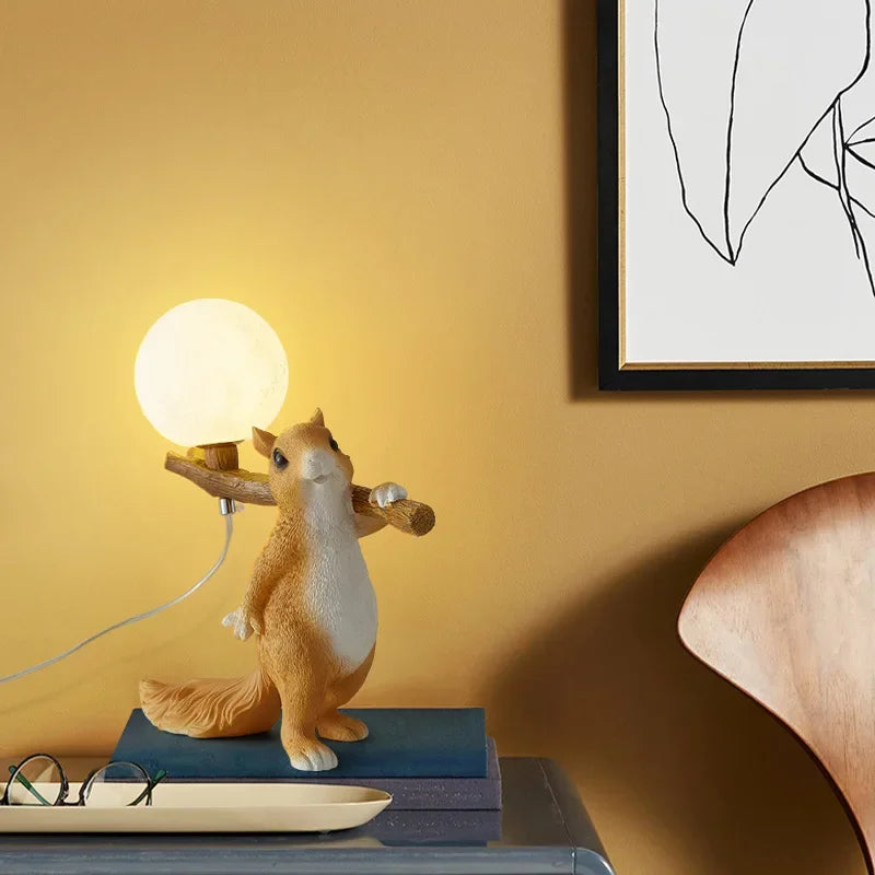 Squirrel design lamp