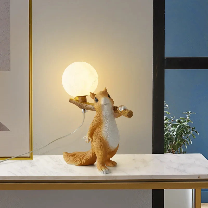 Squirrel design lamp